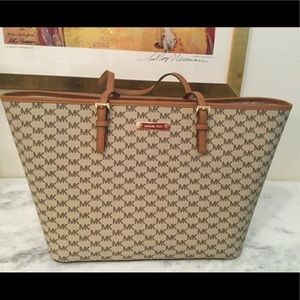 Authentic Michael kors carryall NWT